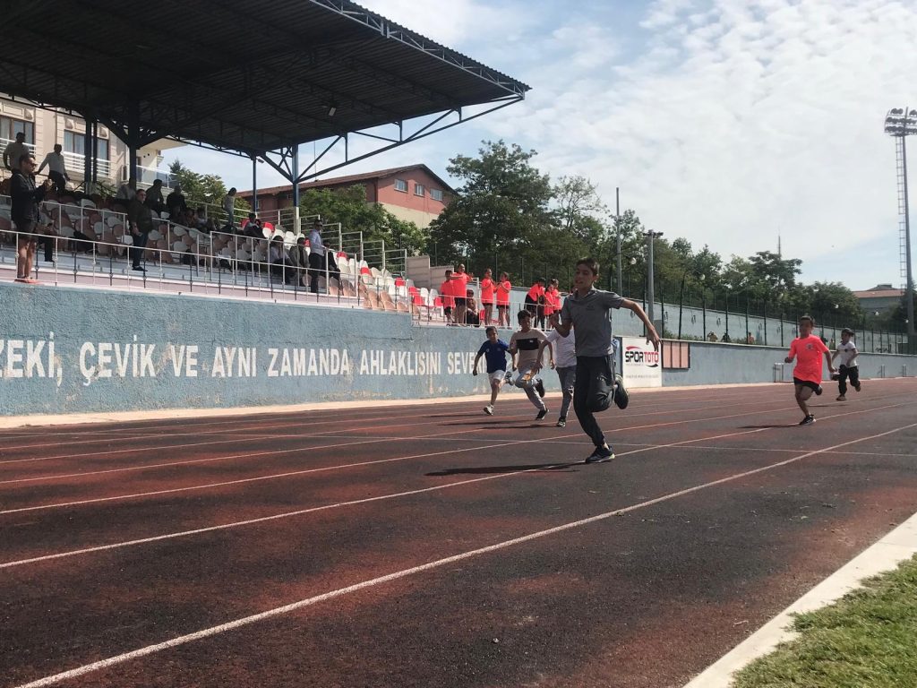 İlkokul öğrencileri atletizm sahasında | Edirne Ahval Gazetesi WhatsApp Image 2024 05 08 at 11.43.01 1 | Edirne Ahval Gazetesi