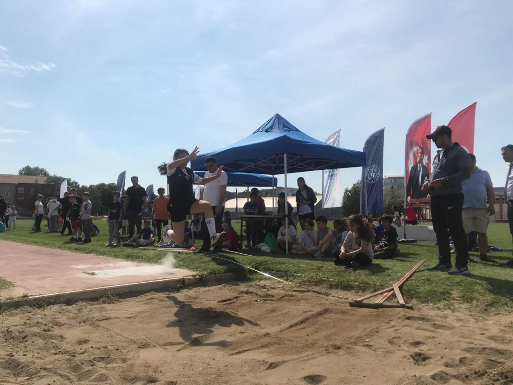 İlkokul öğrencileri atletizm sahasında | Edirne Ahval Gazetesi WhatsApp Image 2024 05 08 at 11.43.01 | Edirne Ahval Gazetesi