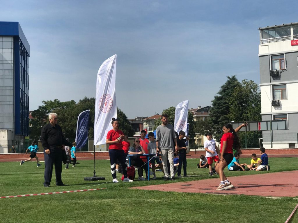İlkokul öğrencileri atletizm sahasında | Edirne Ahval Gazetesi WhatsApp Image 2024 05 08 at 11.43.01 2 | Edirne Ahval Gazetesi