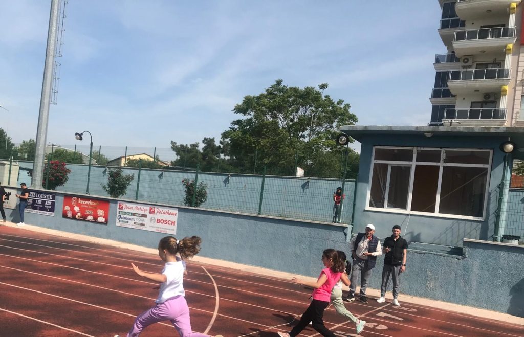 İlkokul öğrencileri atletizm sahasında | Edirne Ahval Gazetesi WhatsApp Image 2024 05 08 at 11.43.02 1 | Edirne Ahval Gazetesi
