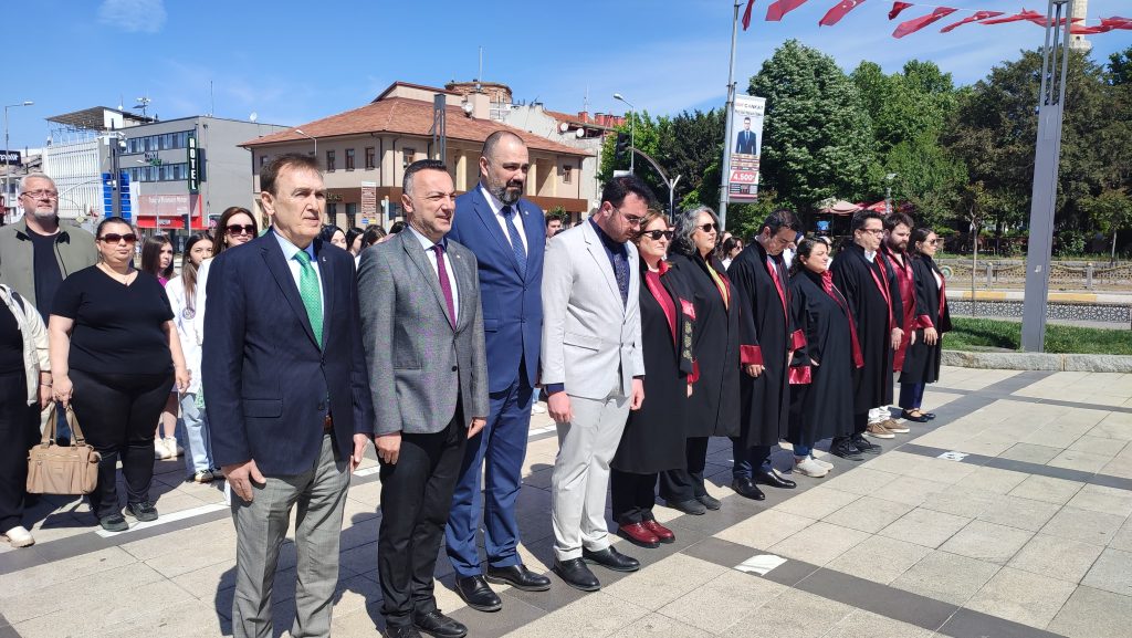 Eczacılar beyaz önlükleriyle günlerini kutladılar | Edirne Ahval Gazetesi WhatsApp Image 2024 05 14 at 11.44.30 | Edirne Ahval Gazetesi