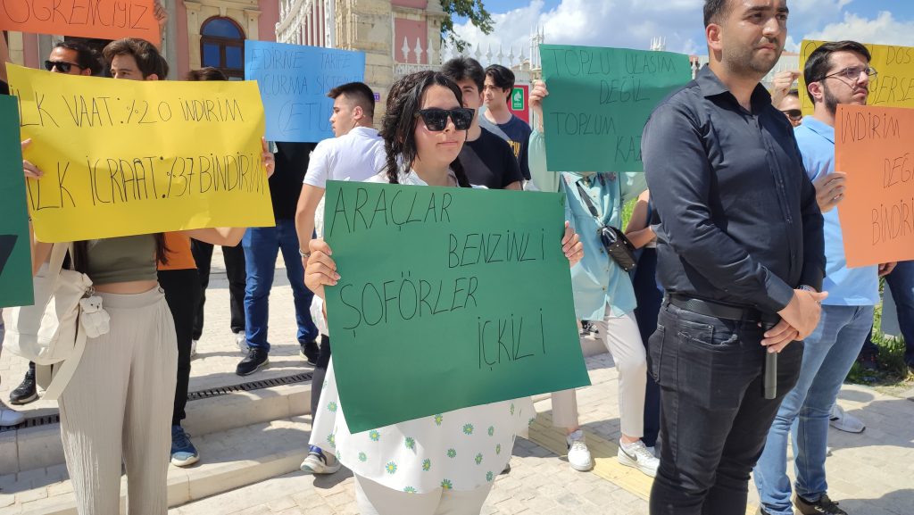 Öğrenciler ulaşım zammına ses yükseltti | Edirne Ahval Gazetesi WhatsApp Image 2024 06 07 at 16.15.50 | Edirne Ahval Gazetesi