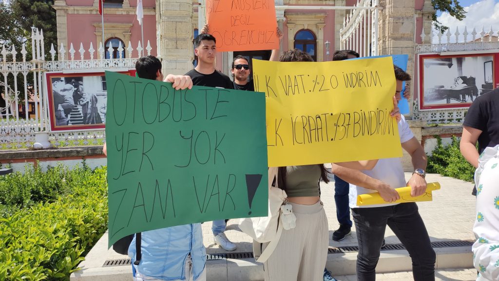 Öğrenciler ulaşım zammına ses yükseltti | Edirne Ahval Gazetesi WhatsApp Image 2024 06 07 at 16.15.51 | Edirne Ahval Gazetesi