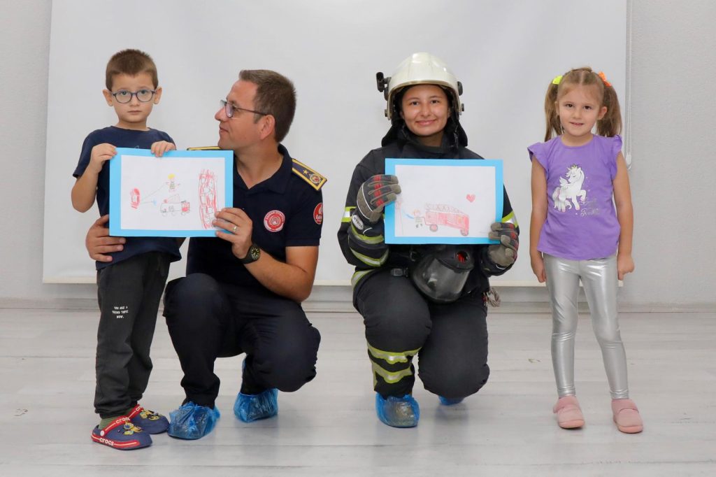 İtfaiye erleri minik öğrencilerle buluştu | Edirne Ahval Gazetesi D8WVNno49xzQ4jAK35kqgKCthWUz9Pyvgtx8ICPI | Edirne Ahval Gazetesi