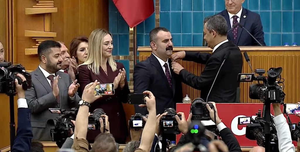 CHP Lideri Özel, Martin'e parti rozetini taktı | Edirne Ahval Gazetesi haber 2024 10 08T145848.401 | Edirne Ahval Gazetesi