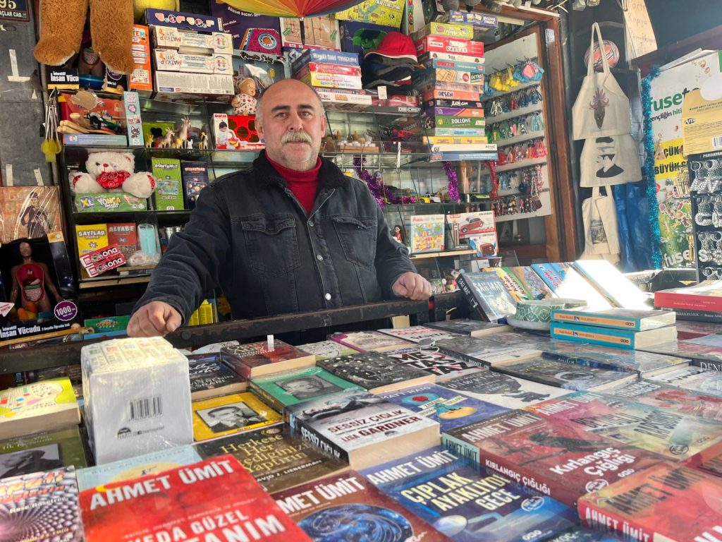 Kitapevinde doğan kedileri sahiplendi | Edirne Ahval Gazetesi WhatsApp Image 2024 11 19 at 17.58.35 2 | Edirne Ahval Gazetesi