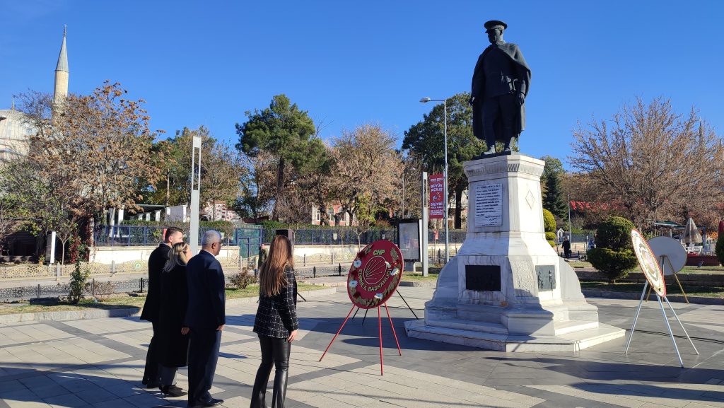 CHP’den ‘Öğretmenler Günü’ çelengi | Edirne Ahval Gazetesi WhatsApp Image 2024 11 24 at 13.15.53 | Edirne Ahval Gazetesi