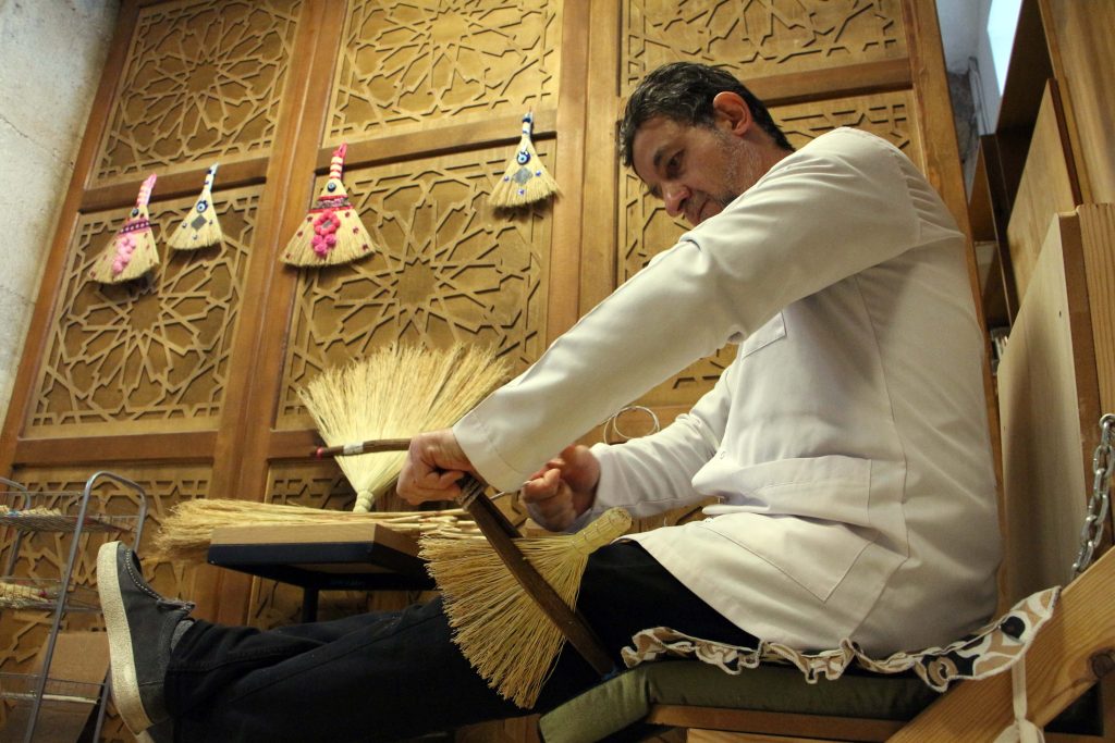 Aynalı süpürge 'tarihe karışmasın' istiyorlar | Edirne Ahval Gazetesi 3 6 1 | Edirne Ahval Gazetesi