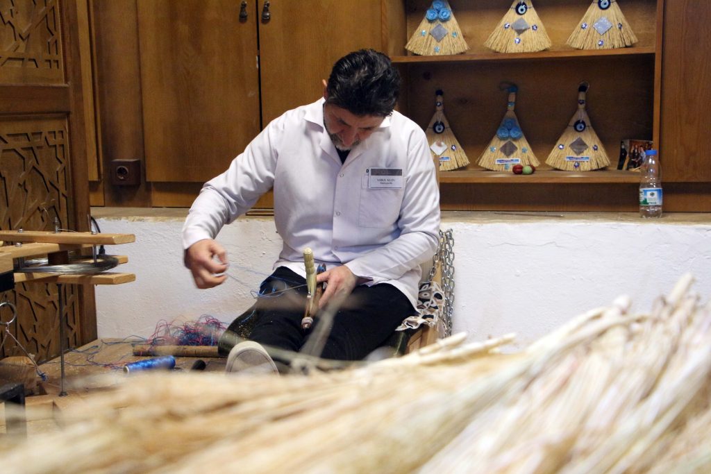 Aynalı süpürge 'tarihe karışmasın' istiyorlar | Edirne Ahval Gazetesi 4 6 1 | Edirne Ahval Gazetesi