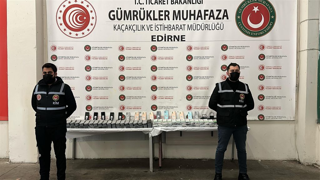 TIR’daki özel bölmeden kaçak cep telefonu çıktı | Edirne Ahval Gazetesi WhatsApp Image 2025 02 13 at 11.39.50 | Edirne Ahval Gazetesi