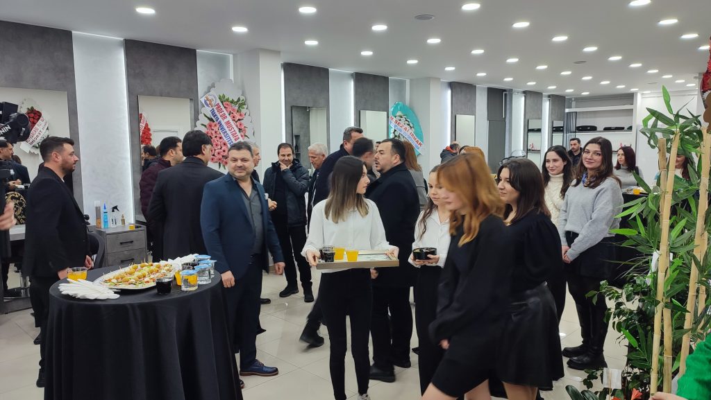 Gökay Özsoy kuaför salonu, yenilenen yüzüyle hizmette | Edirne Ahval Gazetesi WhatsApp Image 2025 02 18 at 16.24.57 | Edirne Ahval Gazetesi