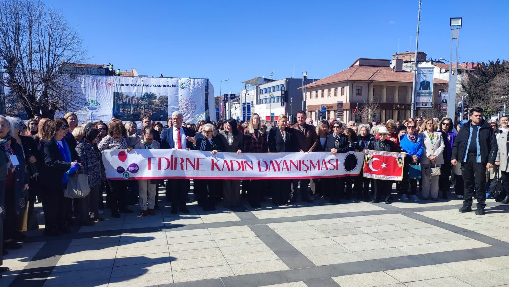 Kadınlar 8 Mart’ta ATA’nın huzurunda! | Edirne Ahval Gazetesi WhatsApp Image 2025 03 08 at 17.54.45 | Edirne Ahval Gazetesi